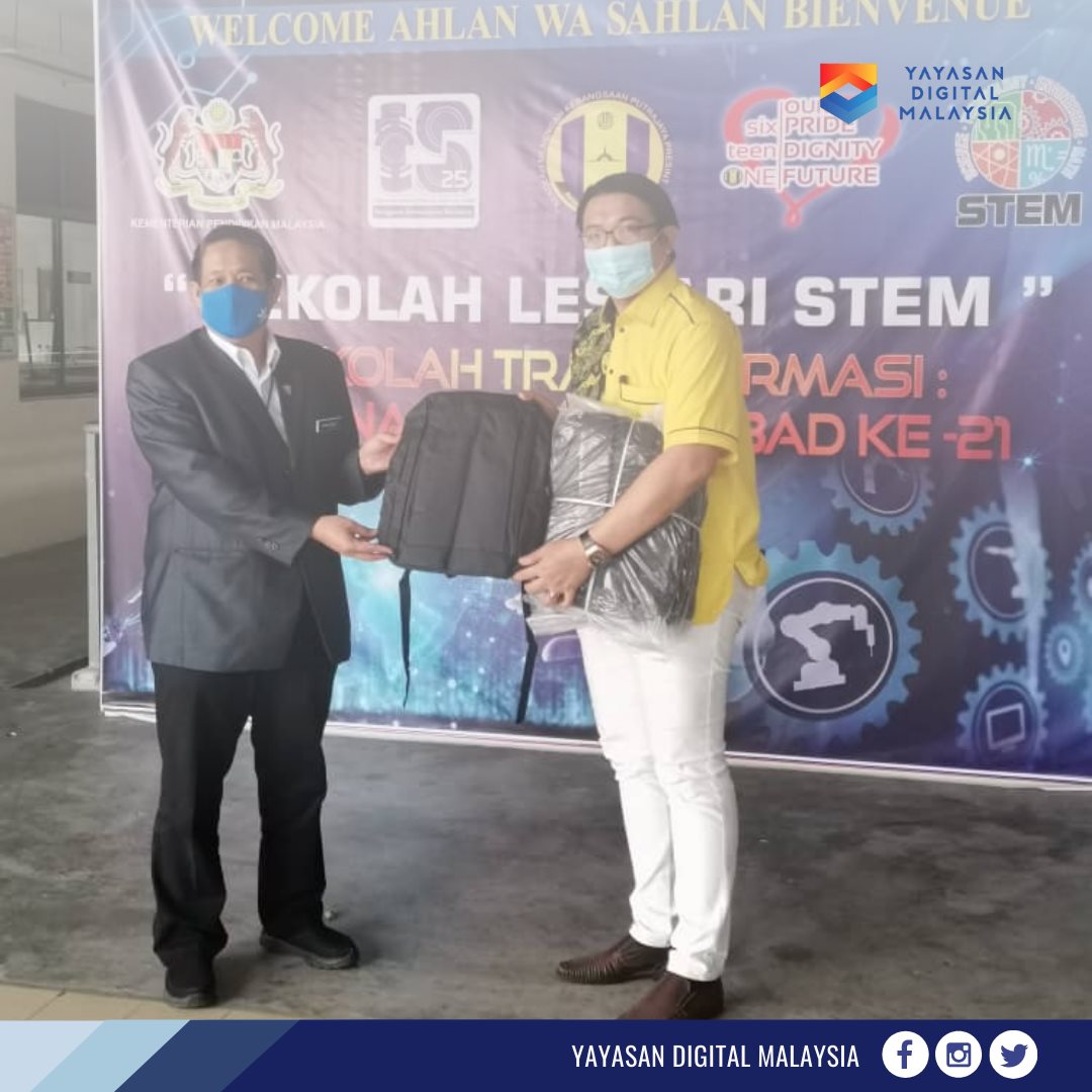 Sesi penyerahan beg peranti komputer kepada pelajar-pelajar di SMK Putrajaya Presint 16(1)