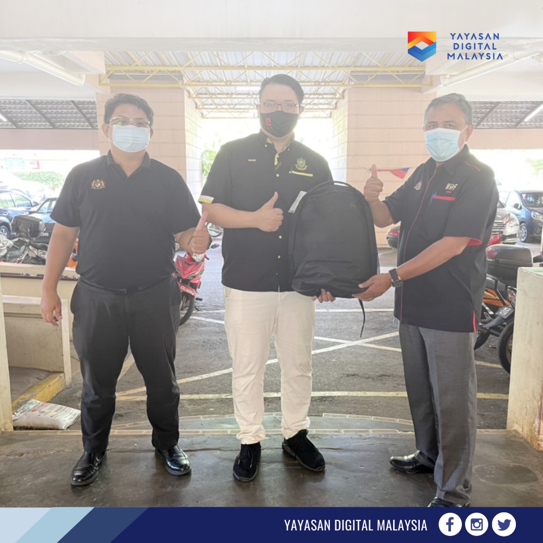 Penyerahan peranti komputer kepada keluarga B40 di Fasa 4C, Presint 8 Putrajaya