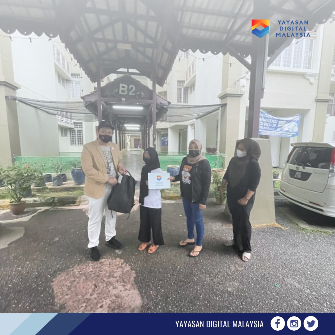Penyerahan peranti komputer kepada penerima B40 di Apartment B2, Presint 16